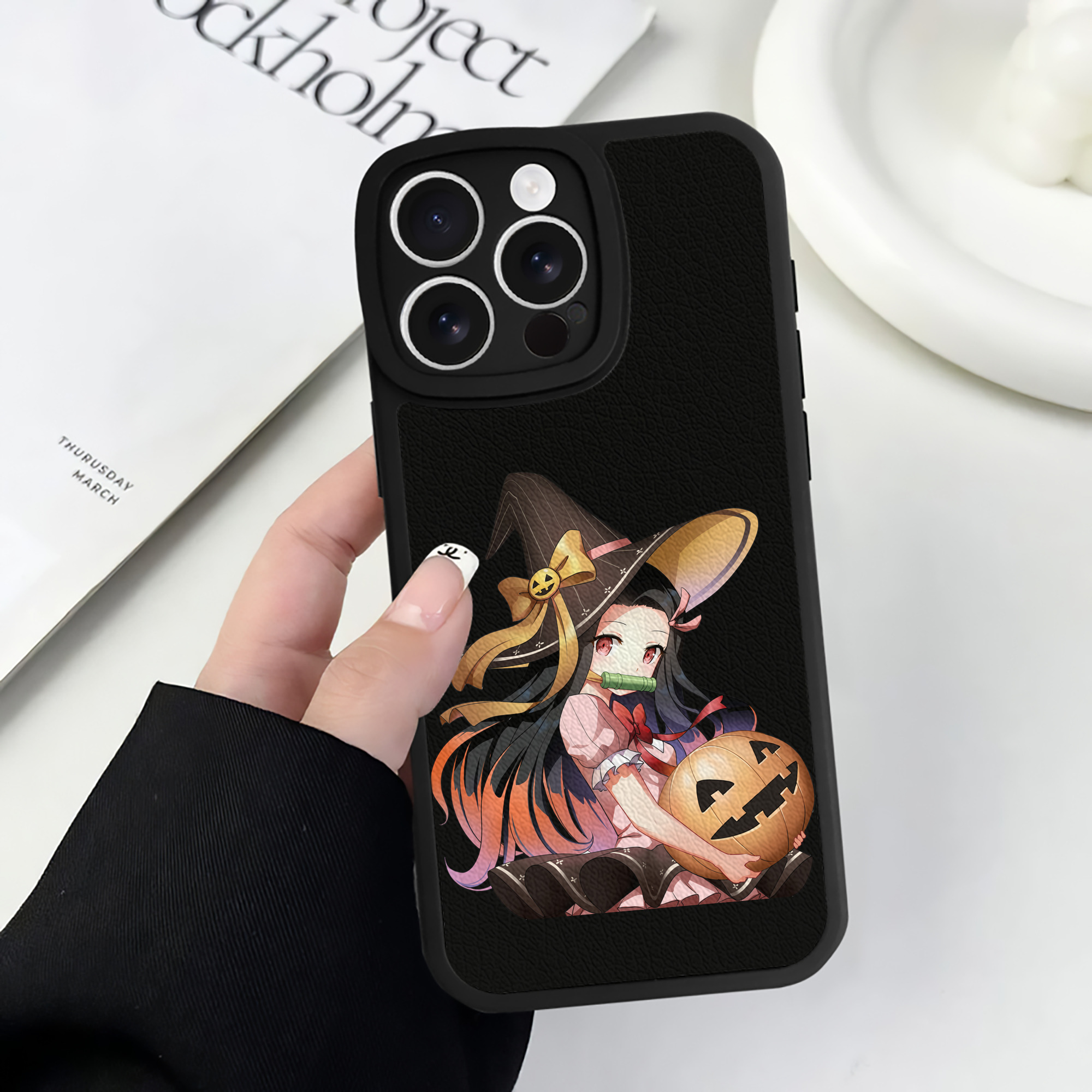 （画像用） 鬼滅の刃（きめつのやいば）竈門 禰󠄀豆子／かまど ねずこ Kamado Nezuko 【iPhone 16シリーズ対応】シリコンスマホケース（レザー調） 材質：シリコン